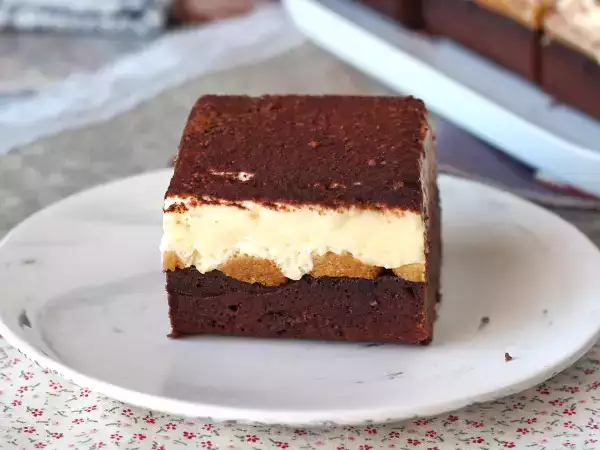 Vous hésitez toujours entre brownie et tiramisu ? Ce dessert met fin au dilemme avec un mélange irrésistible
