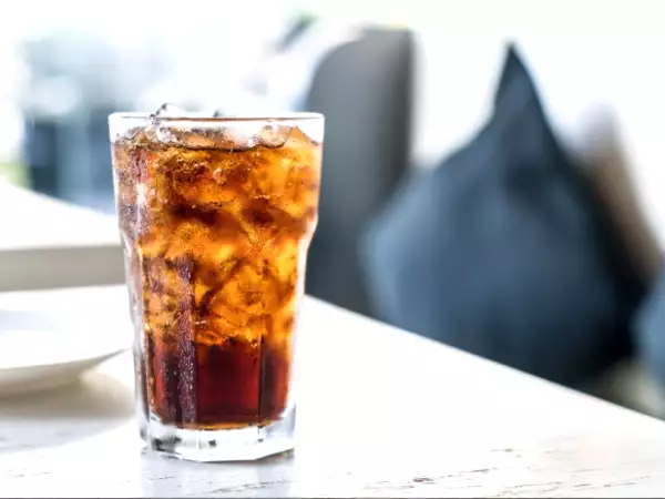 Ce que les chercheurs ont découvert sur les sodas sucrés change tout ce qu’on croyait savoir sur le microbiote