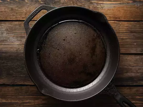 Votre poêle antiadhésive est-elle en train de vous faire avaler du plastique ?