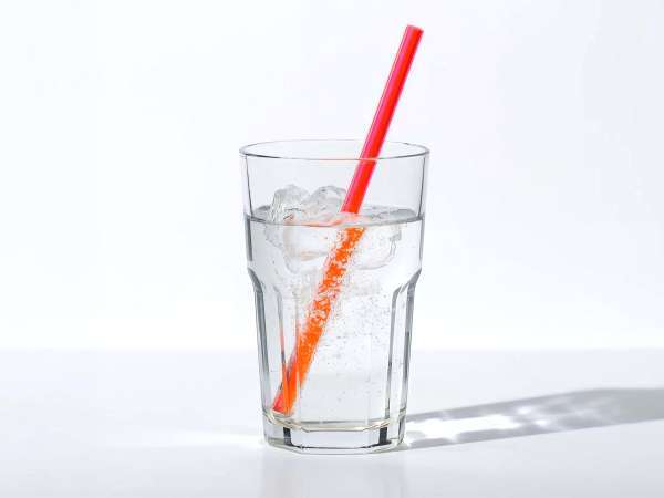 Vous pensiez que c’était plus hygiénique ? Ce que boire à la paille change vraiment dans votre bouche