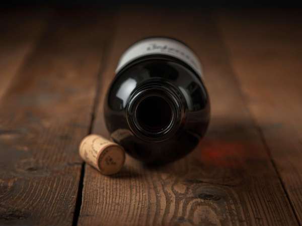 Vin ouvert au frigo : l’erreur fatale que tout le monde fait… sauf les pros du vin