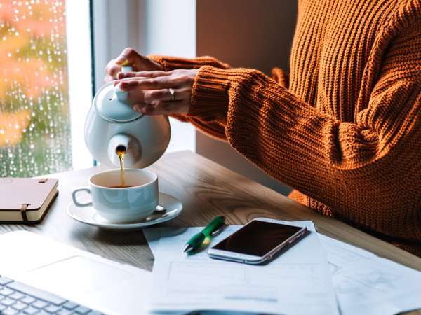 Vous pensez rester hydraté avec du thé en hiver ? Voici pourquoi ce réflexe est bien plus trompeur qu’il n’y paraît
