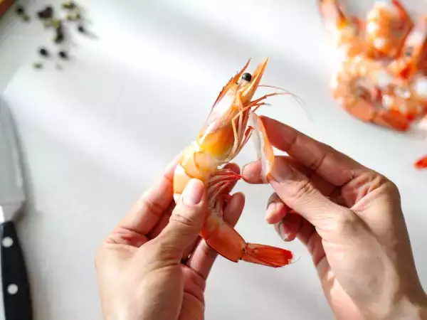 Voici l’astuce simple pour nettoyer les crevettes qui va vraiment vous changer la vie