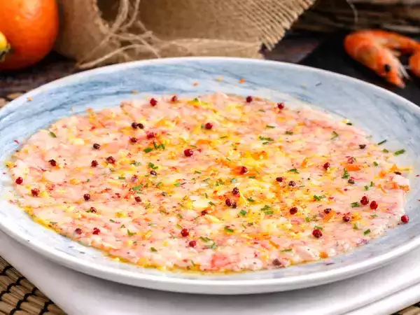 Carpaccio de crevettes aux agrumes et au poivre rose : l’entrée fraîche et élégante qui change des fruits de mer classiques