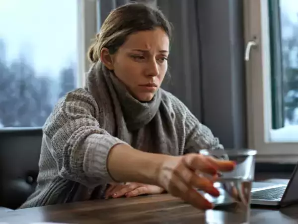 Pourquoi on boit moins quand il fait froid (et comment y remédier sans y penser)