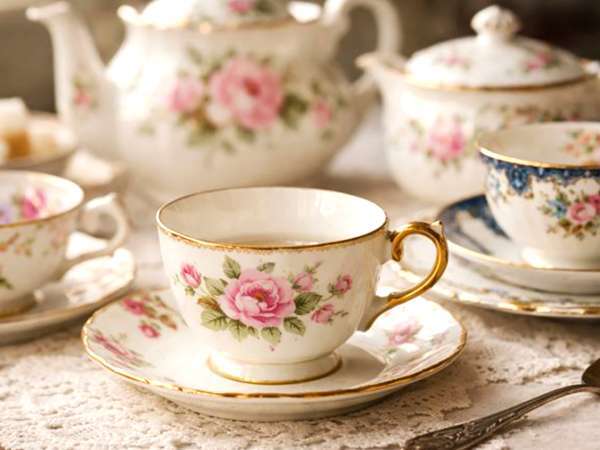 Porcelaine de famille : l'erreur toute simple qui bousille les tasses de votre grand-mère (et comment l'éviter)