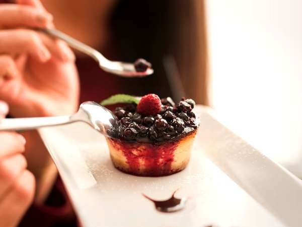 Le même dessert, un goût différent : saviez-vous que vos couverts peuvent changer la saveur ?