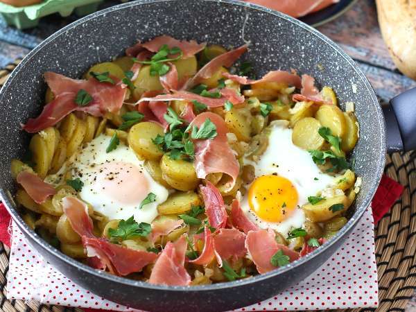 Adieu le four : 12 recettes à la poêle qui prouvent qu’on peut très bien cuisiner avec moins d’efforts