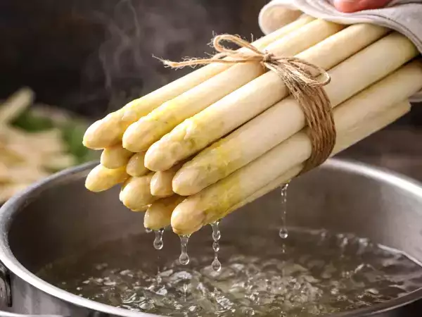 Pourquoi les chefs cuisinent-ils les asperges blanches en botte ? Une technique simple qui change tout