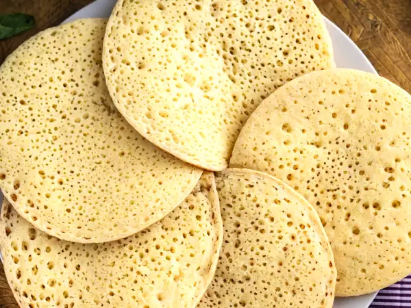 Les fameuses crêpes marocaines aux mille trous cachent un détail de préparation que beaucoup ignorent