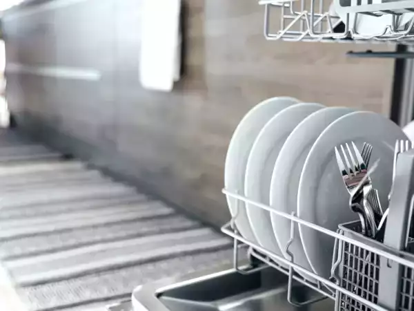 Faut-il rincer la vaisselle avant de la mettre au lave-vaisselle ?