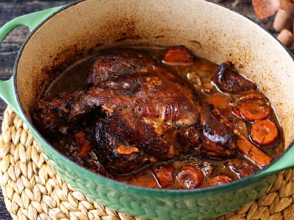 Ce gigot d'agneau de 7 heures impressionne à table… mais il est bien plus simple à faire qu’on ne le pense