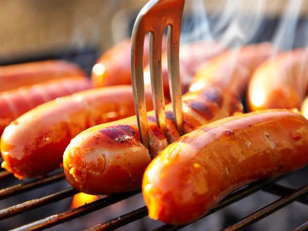 Faut-il percer les saucisses avant cuisson ? L’erreur que beaucoup font sans le savoir