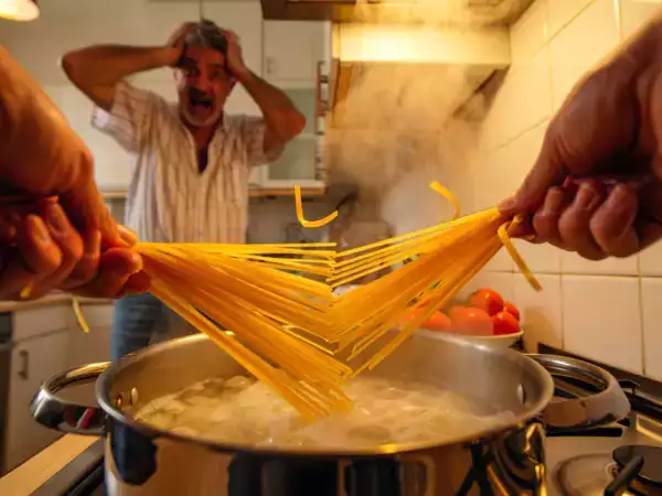 Ce geste que tout le monde fait avec les spaghettis agace profondément les Italiens...