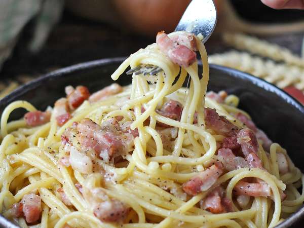 Lardons : pourquoi cet ingrédient que vous avez toujours au frigo peut sauver tous vos dîners (et 12 idées pour ne plus jamais sécher)