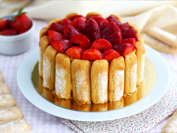 Cette charlotte aux fraises simple est clairement notre dessert préféré du printemps !