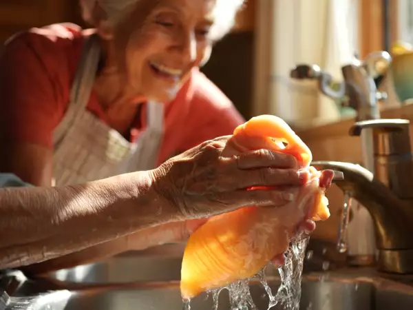 Faut-il vraiment laver le poulet avant de le cuire ? Ce réflexe que certains ont… mais qui n’est pas une bonne idée
