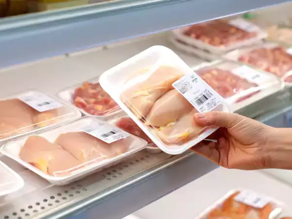 Au supermarché, tous les poulets se ressemblent… mais ce détail que personne ne regarde change tout