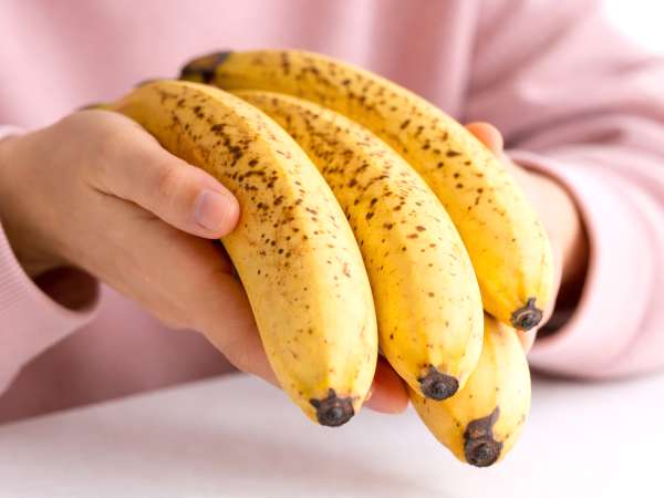 Vos bananes noircissent trop vite ? L’astuce simple pour ralentir leur maturation (et éviter le gaspillage)