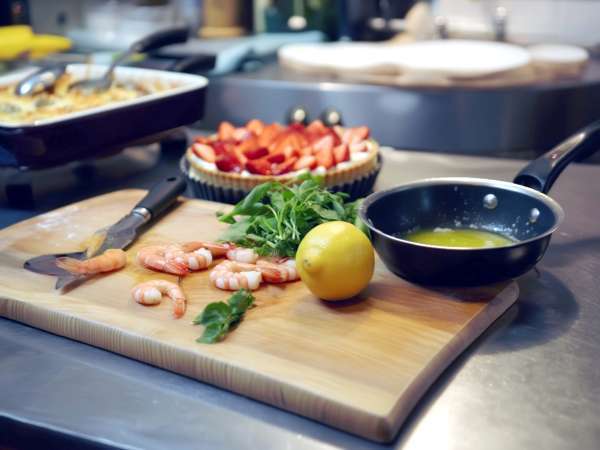 Menu du 21 avril : Aumônières de crevettes, hachis végétarien et tarte aux fraises