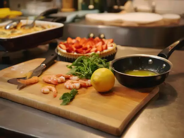 Menu du 21 avril : Aumônières de crevettes, hachis végétarien et tarte aux fraises