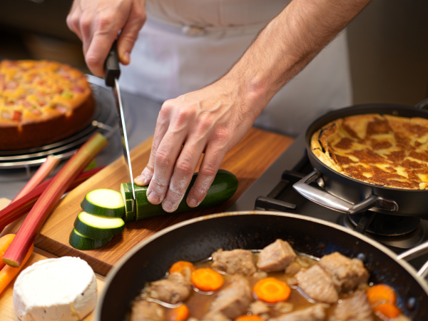 Menu du jour du 22 avril : Un repas printanier savoureux : clafoutis, sauté de porc et gâteau à la rhubarbe