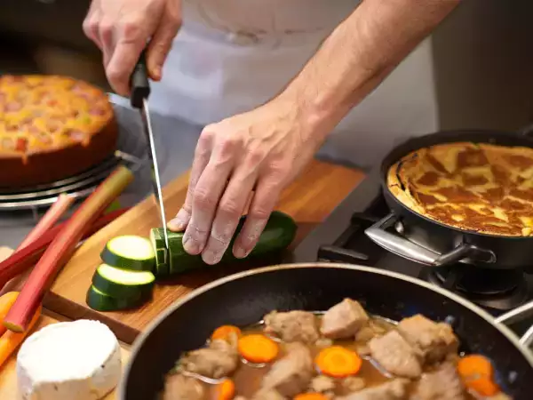 Menu du jour du 22 avril : Un repas printanier savoureux : clafoutis, sauté de porc et gâteau à la rhubarbe