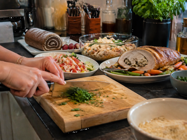 Menu du jour du 23 avril : Un voyage culinaire : salade de crabe, cuisse de dinde et gâteau roulé