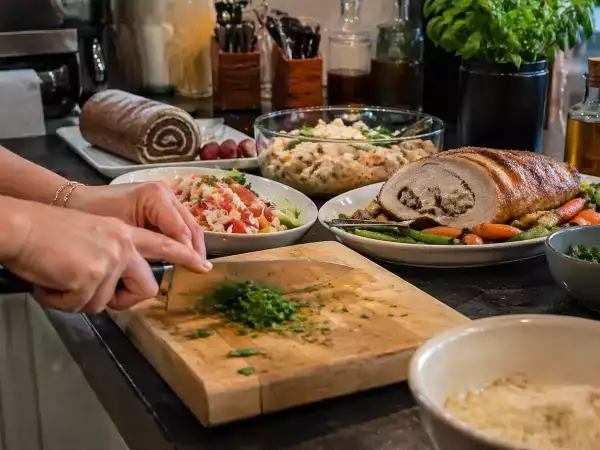 Menu du jour du 23 avril : Un voyage culinaire : salade de crabe, cuisse de dinde et gâteau roulé