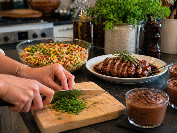 Menu du jour du 25 avril : Un repas équilibré : salade couscous, aiguillettes de canard et mousse au chocolat