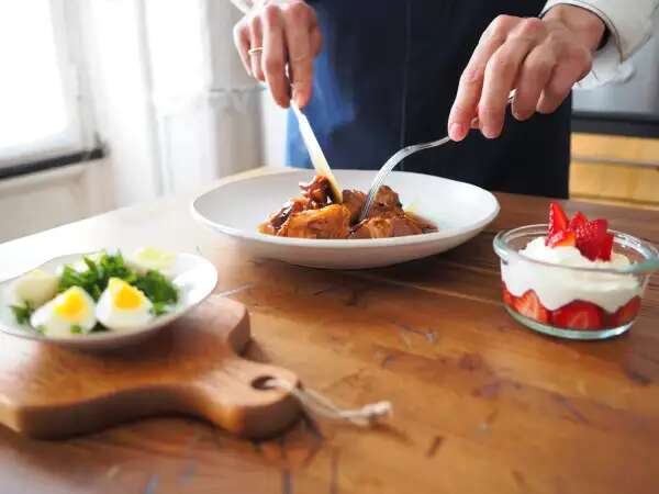 Menu du jour du 29 avril : Un repas savoureux : oeufs mimosa, porc au caramel et bavarois léger