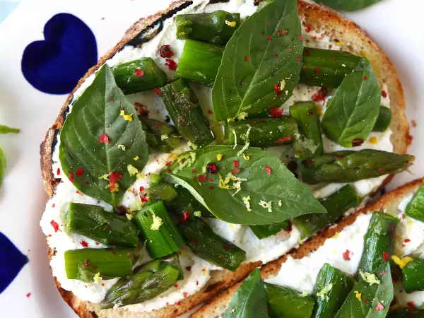 La bruschetta de printemps ultra fraîche prête en quelques minutes