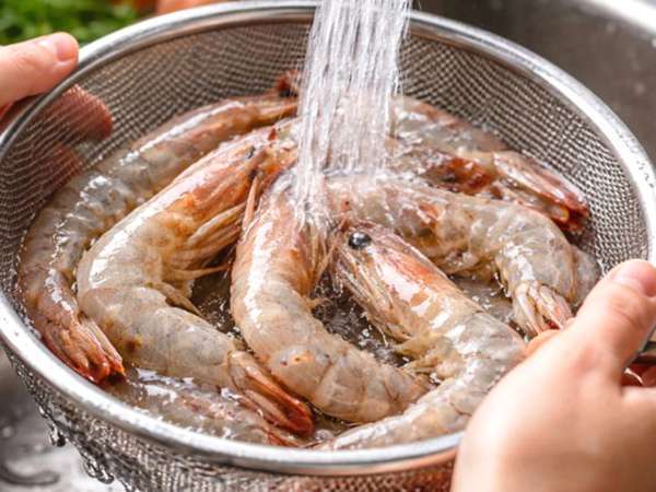 Faut-il vraiment laver les crevettes avant de les cuisiner ? L’erreur que beaucoup font sans le savoir