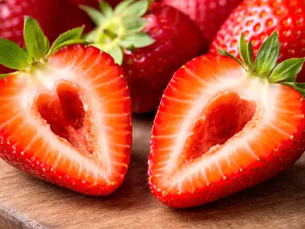 Pourquoi certaines fraises ont des trous à l’intérieur et ce que cela signifie vraiment