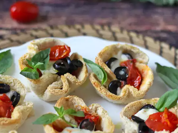 Nids de pain à la mozzarella, tomates et olives : l’apéritif express qui fait toujours sensation