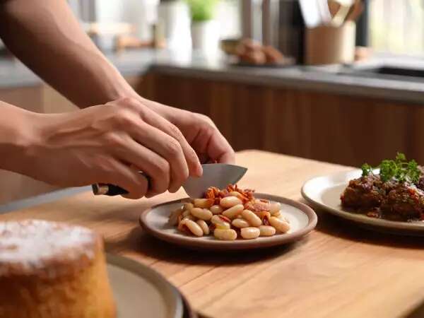 Découvrez le menu du jour du 12 mai : Salade fraîche, tajine parfumé et gâteau aux amandes.