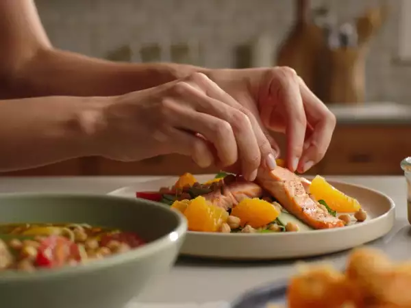 Menu du jour, 29 mai : une salade fraîche, un ramen réconfortant et un flan chocolat gourmand