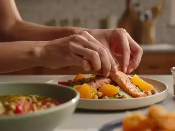 Menu du jour, 29 mai : une salade fraîche, un ramen réconfortant et un flan chocolat gourmand