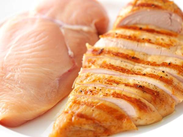 Faut-il congeler le poulet avant ou après cuisson ? L’erreur que beaucoup font sans le savoir