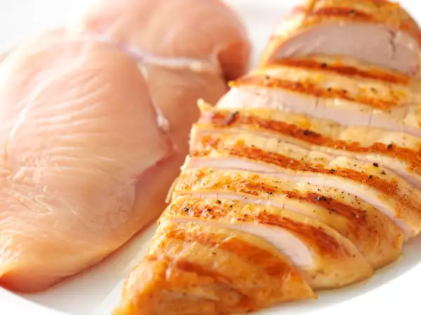 Faut-il congeler le poulet avant ou après cuisson ? L’erreur que beaucoup font sans le savoir