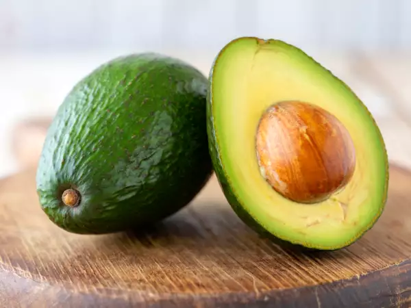 Économisez sur votre panier : cet aliment moins cher remplace l’avocat sans sacrifier les nutriments