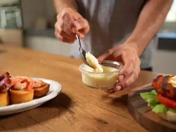 Menu du jour, 6 juin : un mélange savoureux de mini cakes, burger de tomate et flans à la pêche