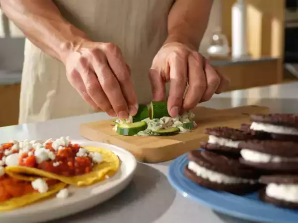 Menu du jour, 16 juin : une explosion de saveurs avec terrine de courgettes, huevos rancheros et cookies oreo