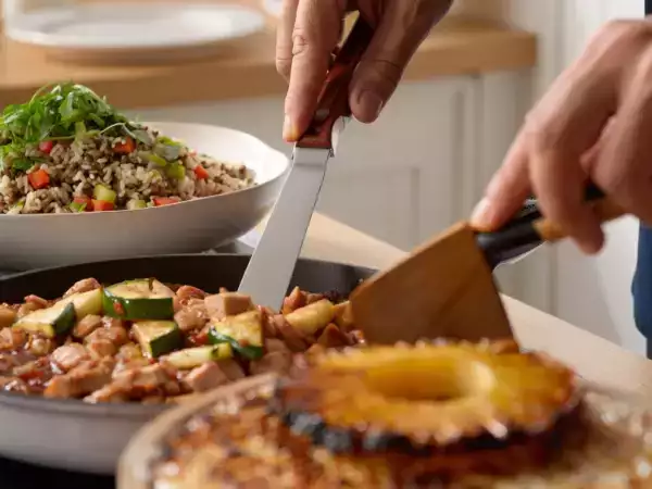 Menu du jour, 19 juin : une journée équilibrée avec salade, sauté de porc et gâteau à l'ananas