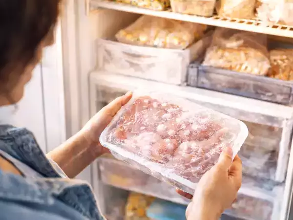 Sauver un repas quand on a oublié de décongeler : l'astuce express qui marche en quelques minutes
