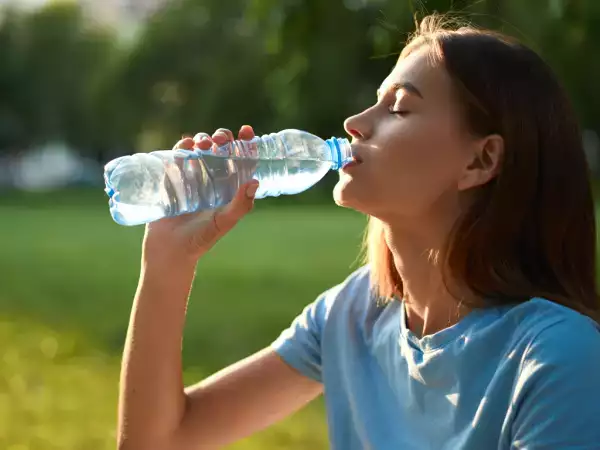 Réutiliser une bouteille d'eau en plastique plusieurs fois : risques, idées reçues et conseils