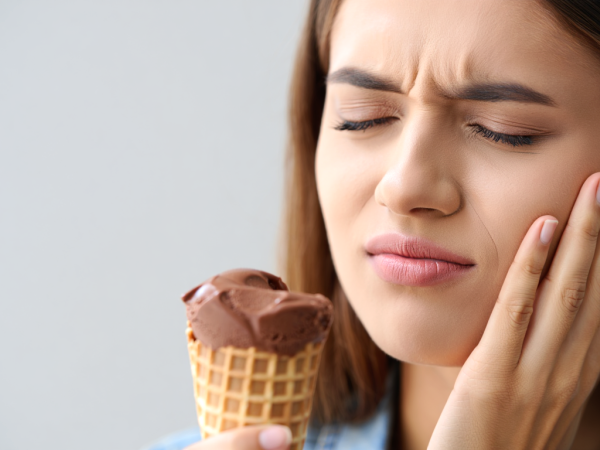 Dents sensibles au froid : quelles astuces naturelles fonctionnent vraiment pour calmer la douleur ?