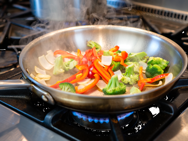 Poêle en inox : l’astuce toute simple pour éviter que les aliments accrochent