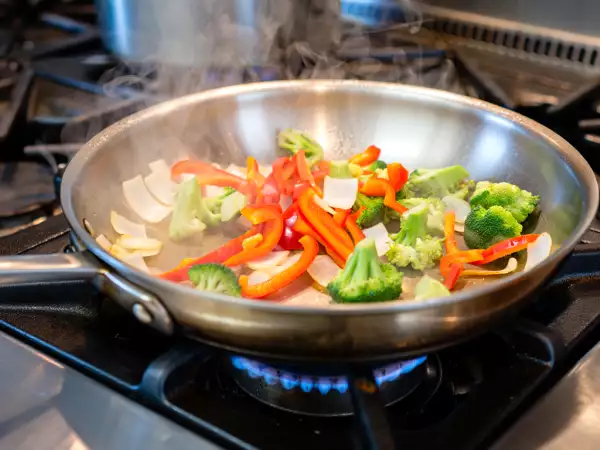 Poêle en inox : l’astuce toute simple pour éviter que les aliments accrochent