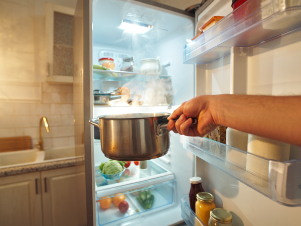 Pourquoi il vaut mieux laisser refroidir une casserole avec des restes avant de la placer au frigo